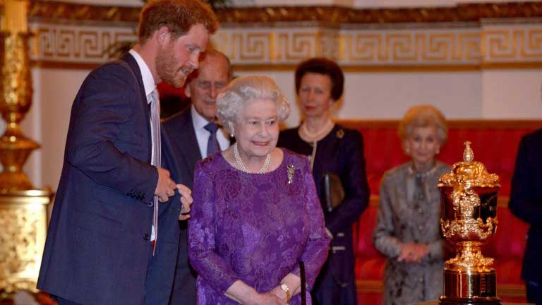 الملكة إليزابيث والأمير هاري يستقبلون لاعبي للركبي  (2)