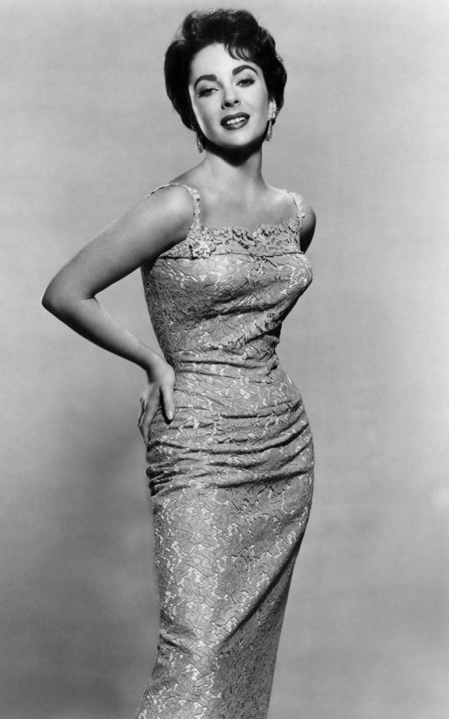 اليزابيت تايلور في فستان من الدانتيل عام 1956