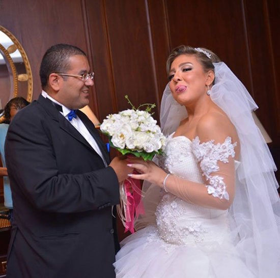 انتفاخ بطنها فى صور الفرح