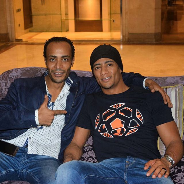 محمد رمضان وشقيقه ومدير اعماله