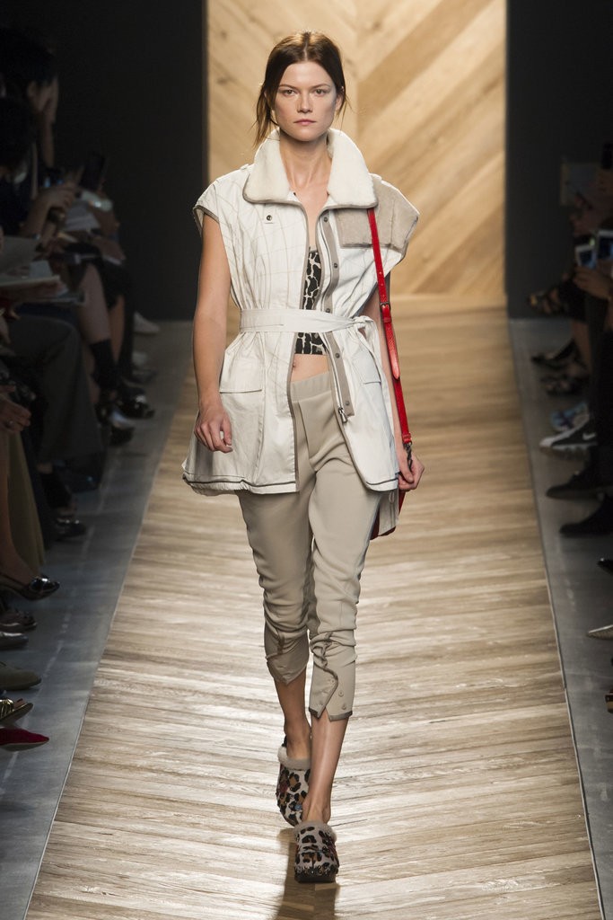 ملابس مزينة بأحزمة وأشرطة حول الخصر من Bottega Veneta