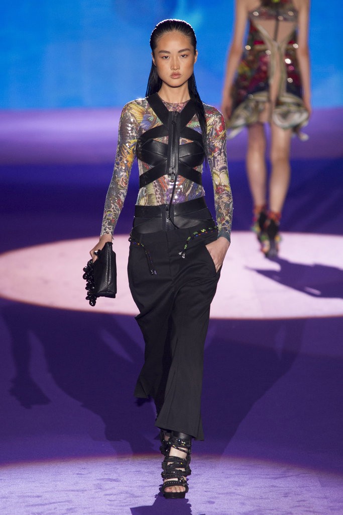 ملابس مزينة بأشرطة مفردة أو مزدوجة من Dsquared2