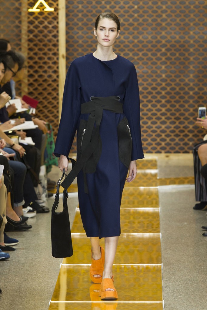 ملابس مزينة بأشرطة مفردة أو مزدوجة من Sportmax