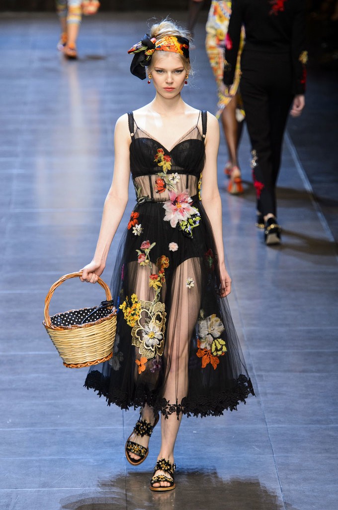 ملابس مصممة تشبه الملابس الداخلية من Dolce & Gabbana