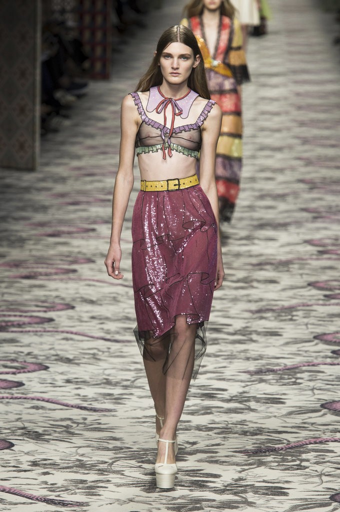 ملابس مصممة تشبه الملابس الداخلية من Gucci