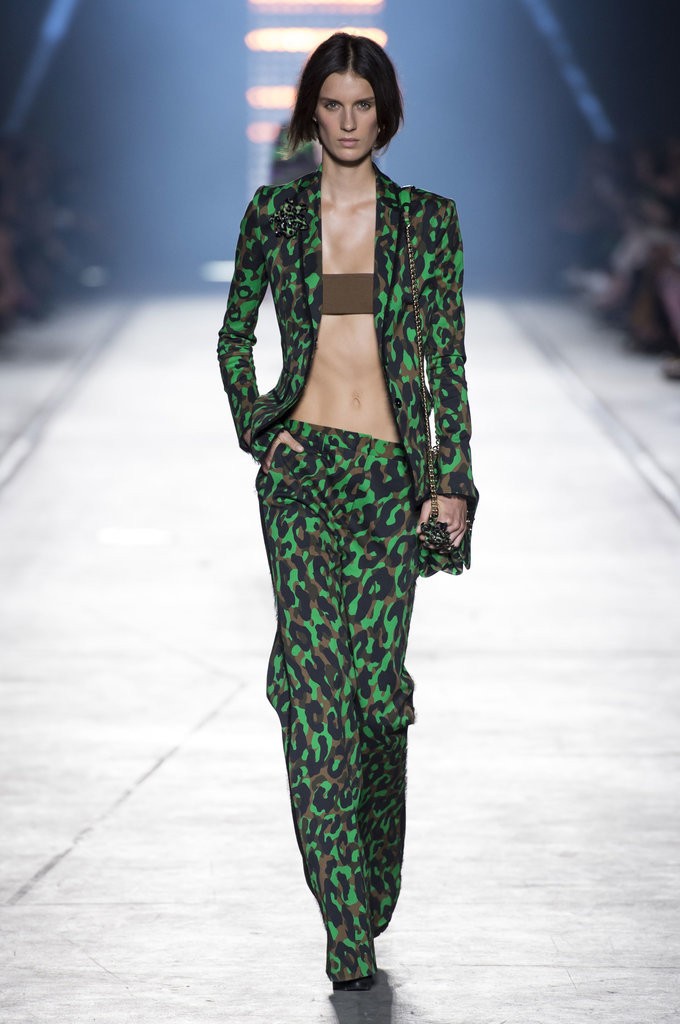 ملابس مصممة تشبه الملابس الداخلية من Versace