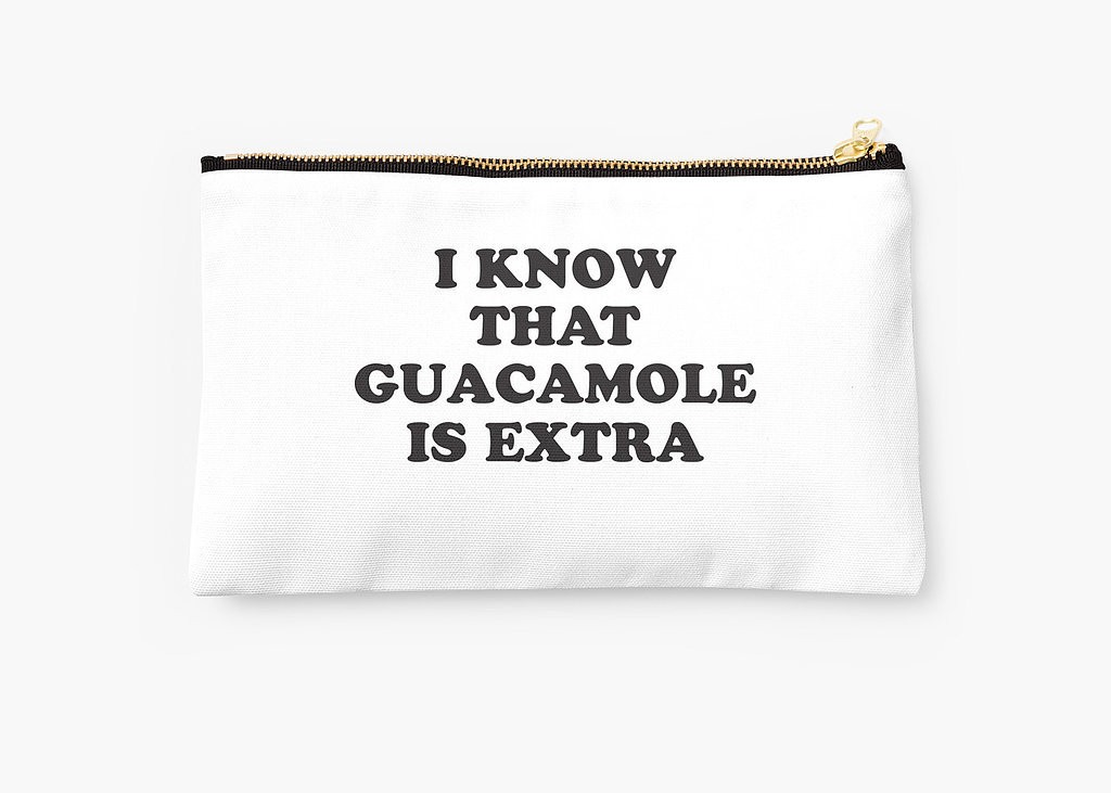 وسادة بيضاء تحمل عبارة  I Know That Guacamole Is Extra