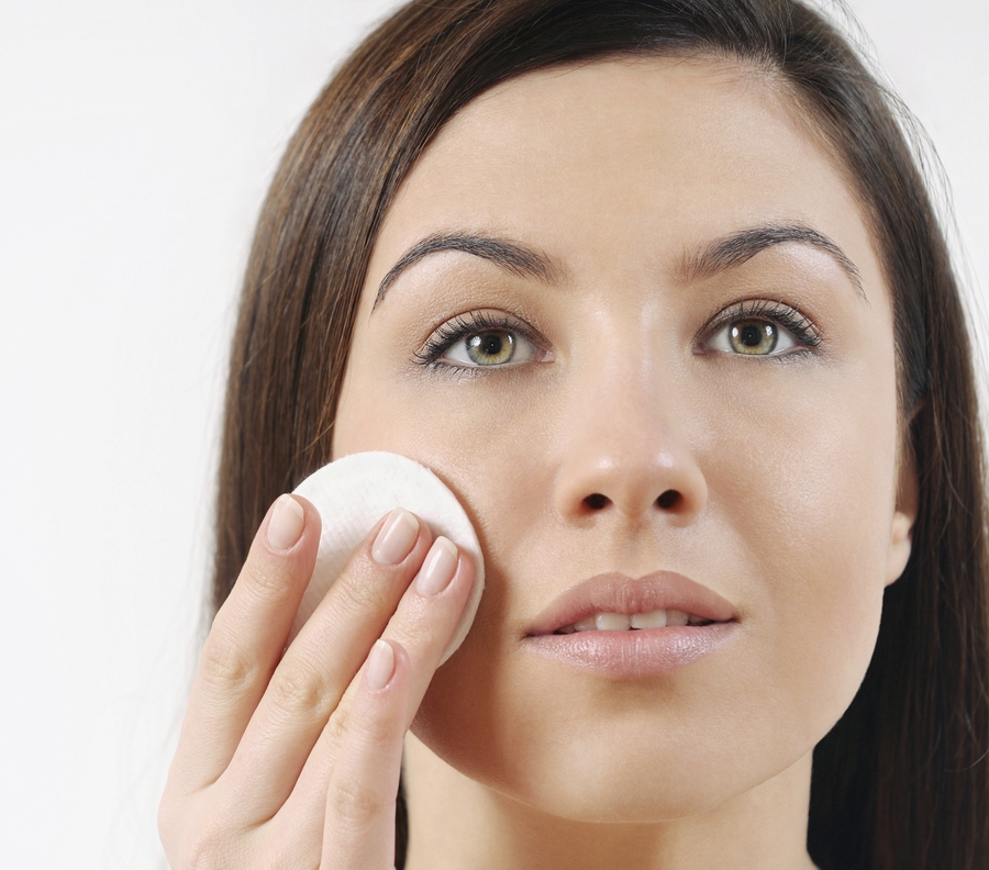 Woman-Cleansing-Face-iStock_000052914726_Large