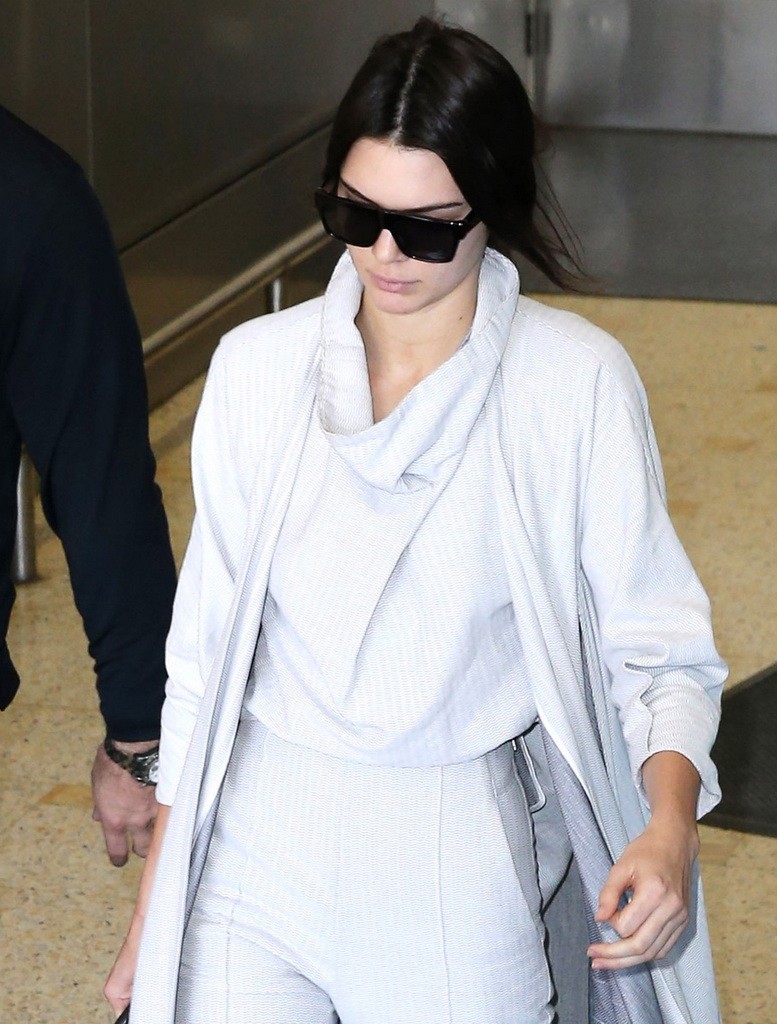 Sisters Kendall Jenner and Kylie Jenner arrive in Sydney **USA ONLY**