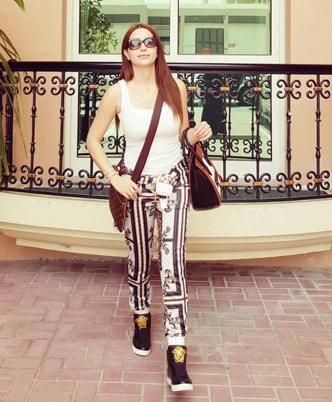 إطلالة صباحية لنسرين طافش اختارت فيها السروال المزركش