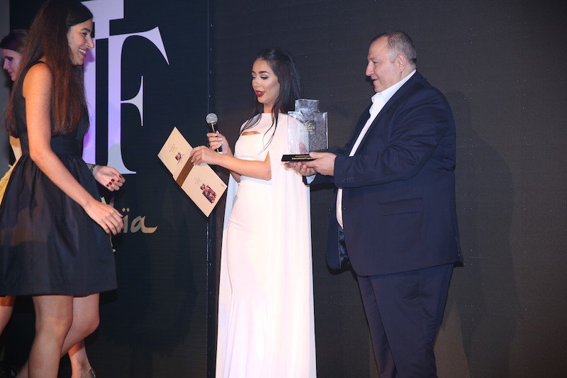 مدير التحرير عدنان الكاتب ومايا أحمد يقدمان جائزة أفضل عطر عالمي للنساء لهالة زغيب1