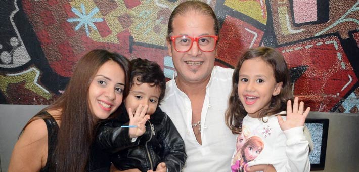 وائل نور بجانب زوجته وأبناؤه (1)