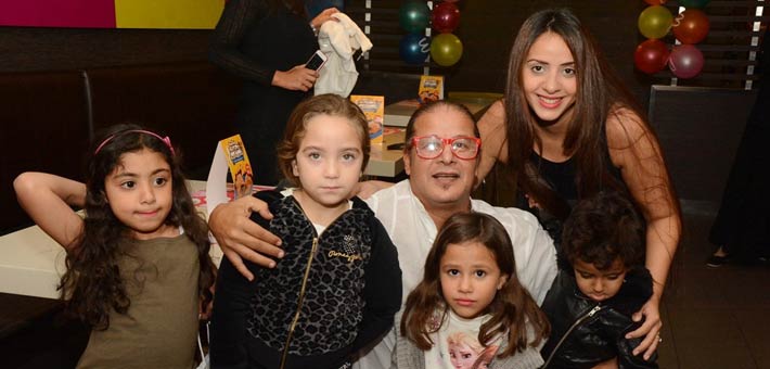 وائل نور بجانب زوجته وأبناؤه (2)