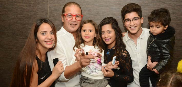 وائل نور بجانب زوجته وأبناؤه (3)