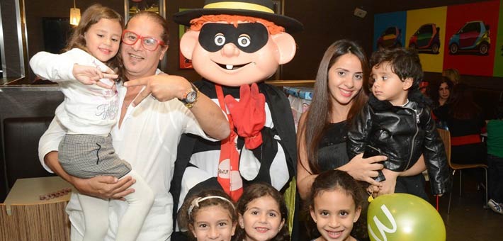 وائل نور بجانب زوجته وأبناؤه (5)