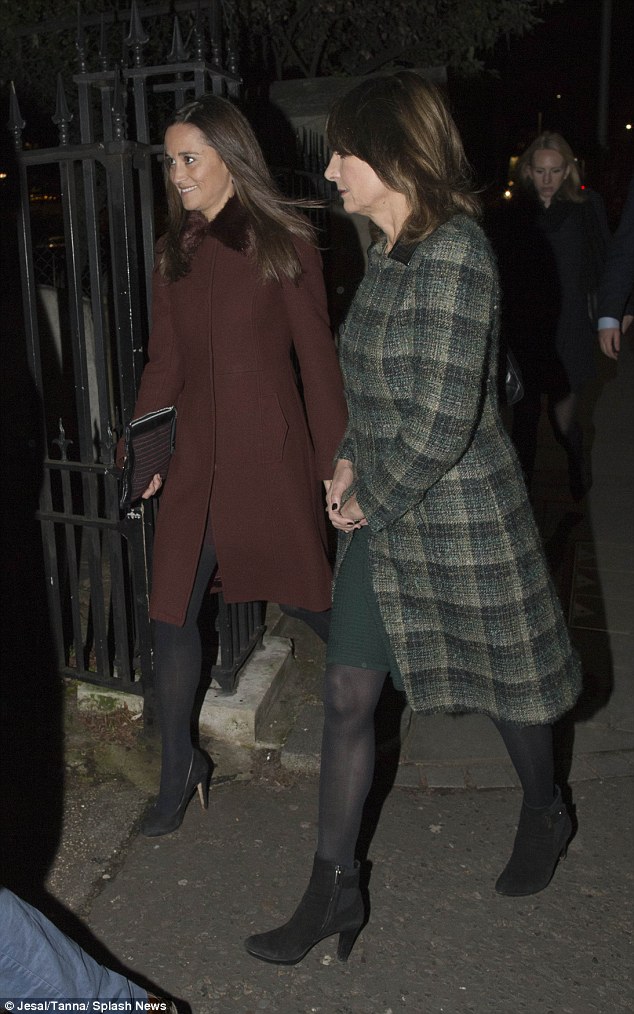 2F00976000000578-0-image-a-14_1449095283313 (1)