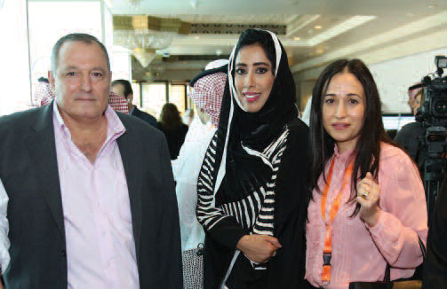 بصحبة زوجته......  ومنى المري