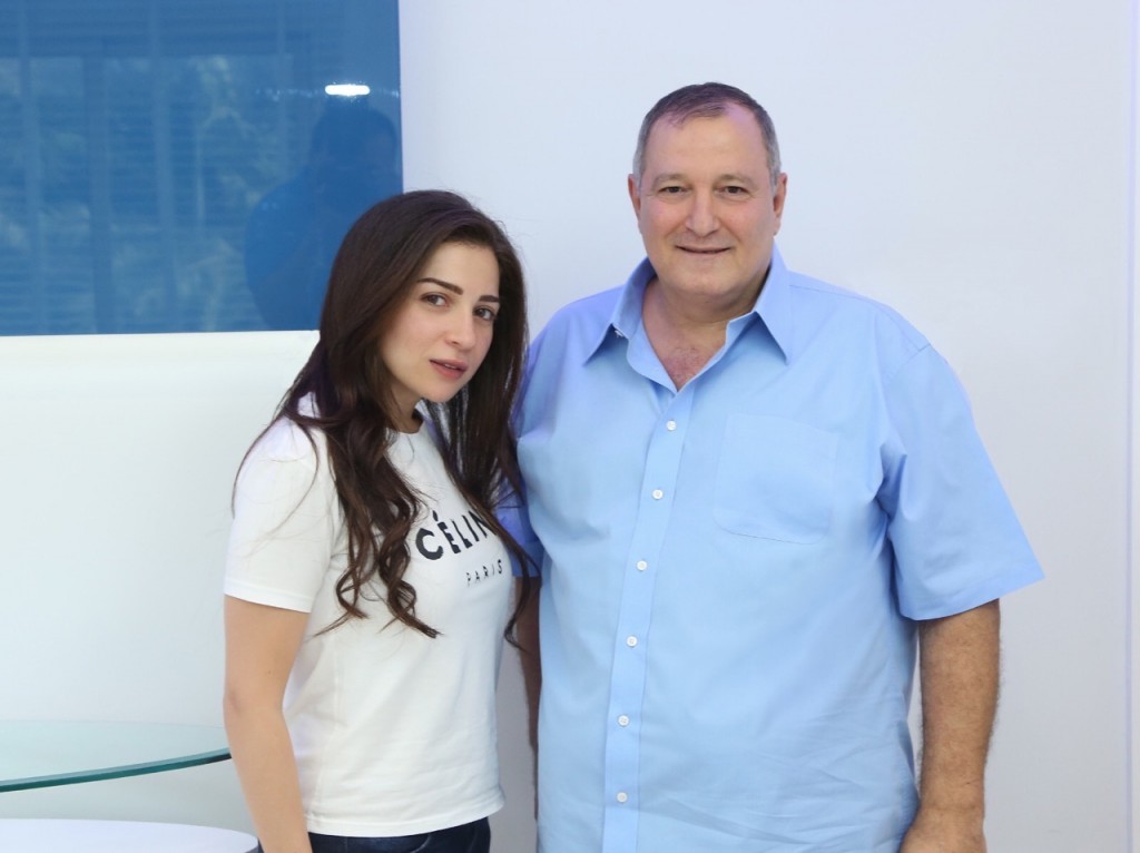 عدنان الكاتب مع النجمة مي عز الدين