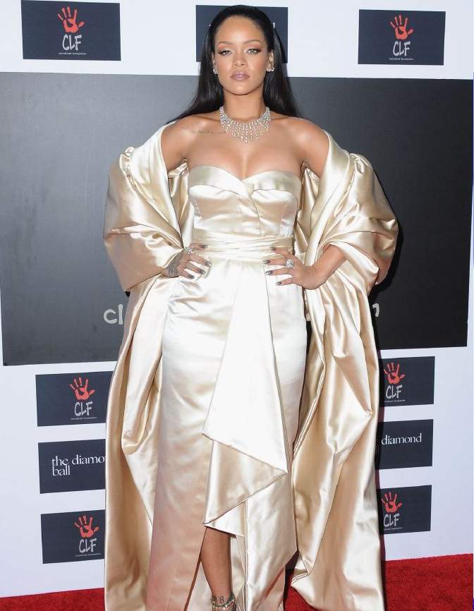 resized_Rihanna in Dior Couture