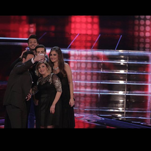 سيلفي عاصي مع فريقه