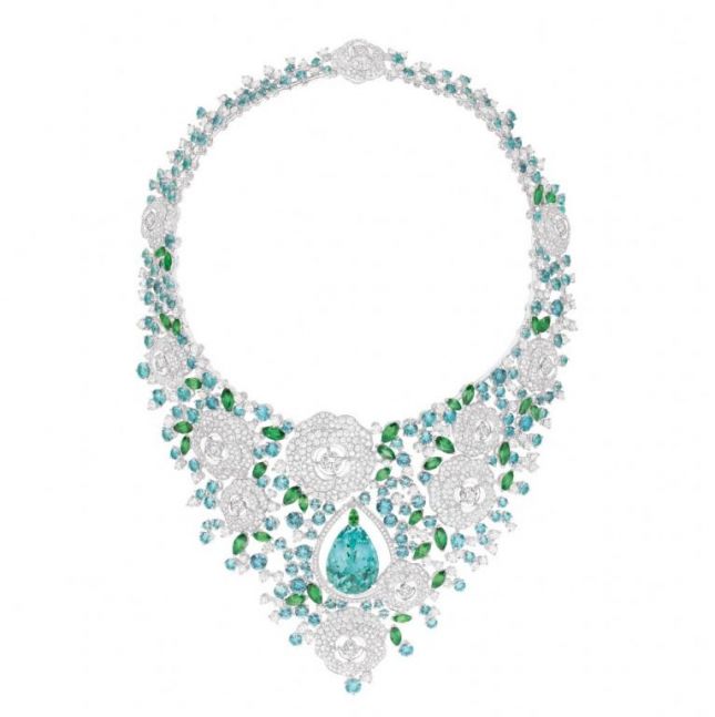 عقد من Chanel من مجموعة Jardin de Camelias