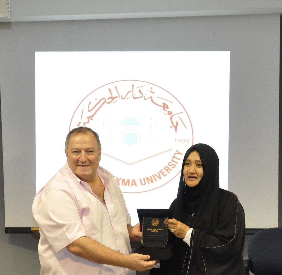 resized_د سهير القرشي تكرم عدنان الكاتب