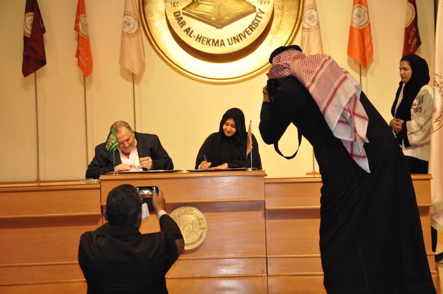 resized_د سهير القرشي وعدنان الكاتب يوقعان الاتفاقية