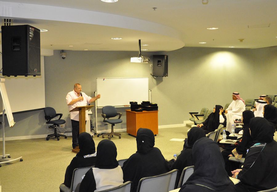 resized_عدنان الكاتب أثناء المحاضرة