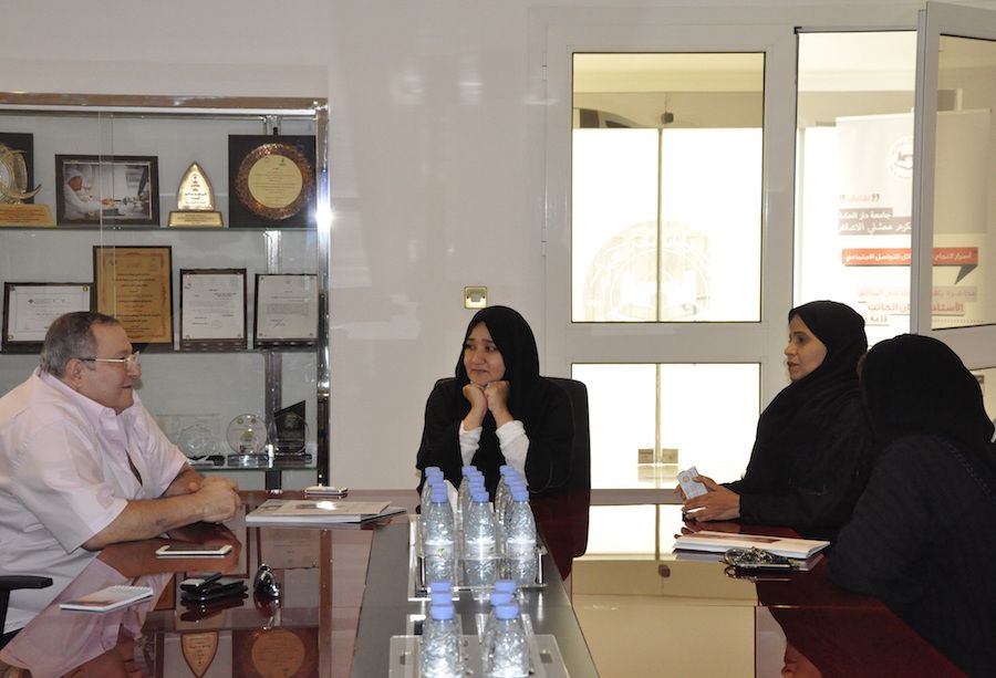 resized_عدنان الكاتب في جلسة نقاش مع الأكاديميات بحضور مديرة الجامعة