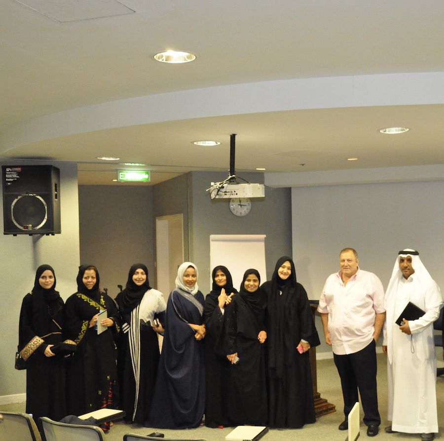 resized_عدنان الكاتب في لقطة تذكارية بعد المحاضرة