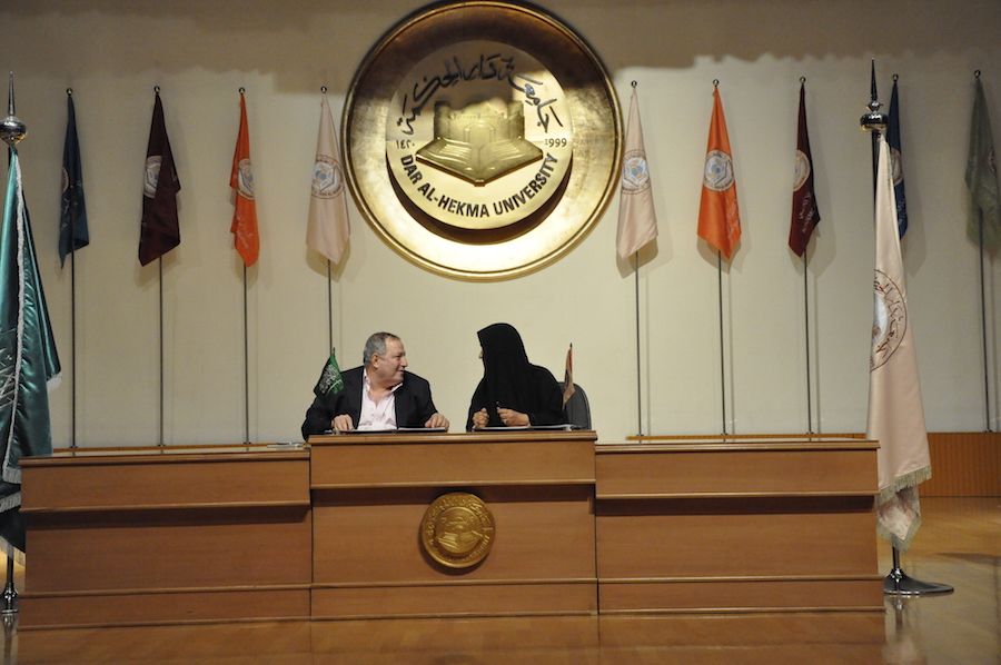 resized_عدنان الكاتب ود سهير القرشي  يوقعان الاتفاقية 1