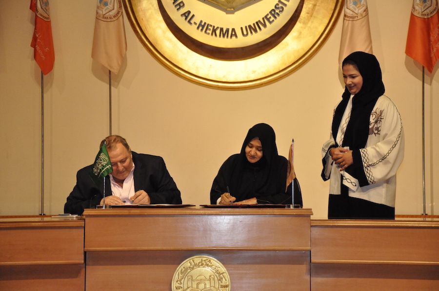 resized_عدنان الكاتب ود سهير القرشي  يوقعان الاتفاقية