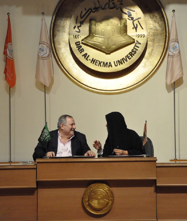 resized_عدنان الكاتب ود سهير القرشي  يوقعان الاتفاقية2