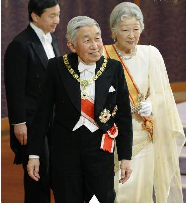 الإمبراطور أكيهيتو وزوجته الإمبراطورة ميتشيكو  (1)
