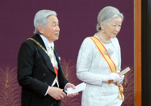 الإمبراطور أكيهيتو وزوجته الإمبراطورة ميتشيكو  (3)