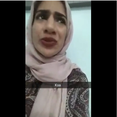 الفتاه في مقطع الفيديو تقلد اللهجه السعودية
