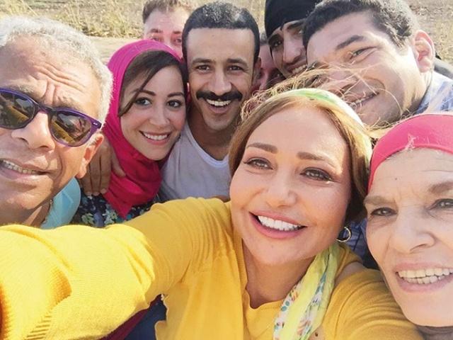 ليلى علوي تلتقط أول «سيلفي» في موقع التصوير