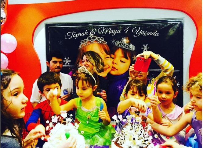 من عيد ميلاد بنات توبا بيوكستون