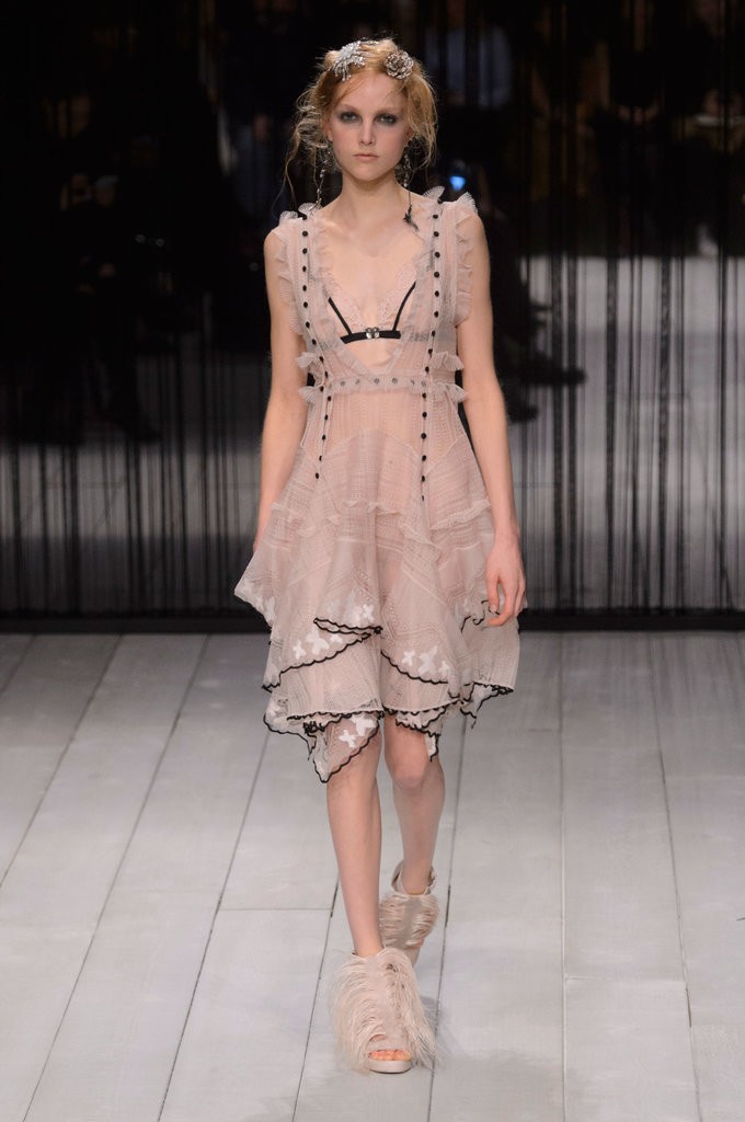 Alexander-McQueen-AutumnWinter-2016 (11)