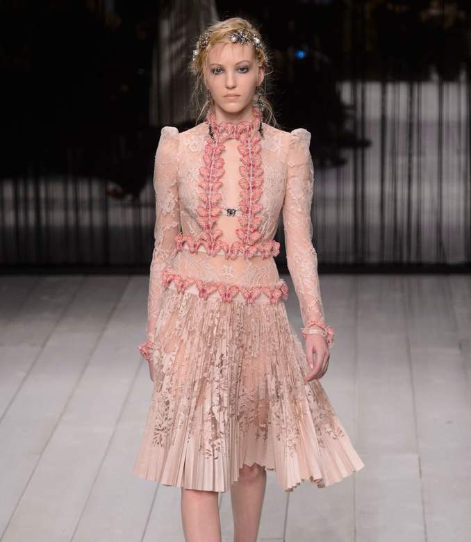 Alexander-McQueen-AutumnWinter-2016 (14)