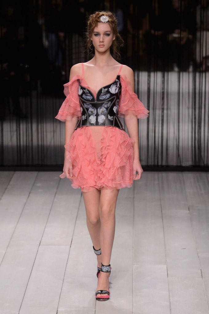 Alexander-McQueen-AutumnWinter-2016 (23)
