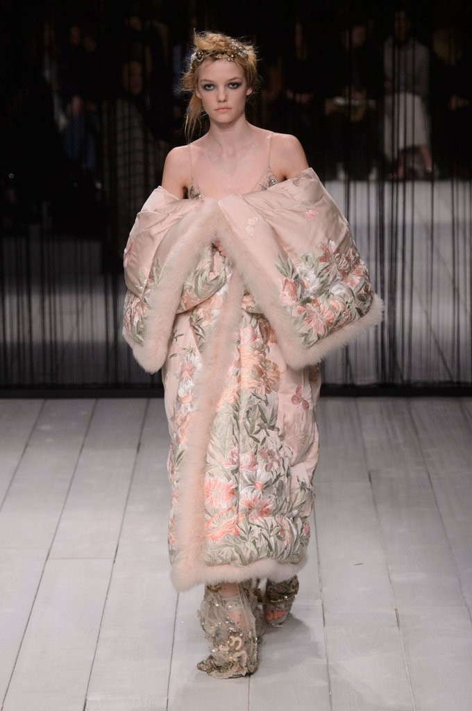 Alexander-McQueen-Fall-2016-Runway