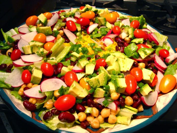 سلطة الأفوكادو وبندق المكادميا