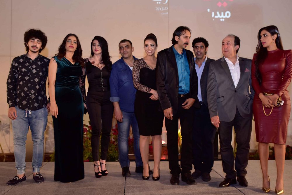 resized_صورة جماعية لابطال العمل 2