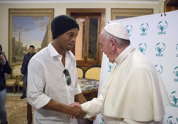 رونالدينهو يقابل بابا الفاتيكان (2)