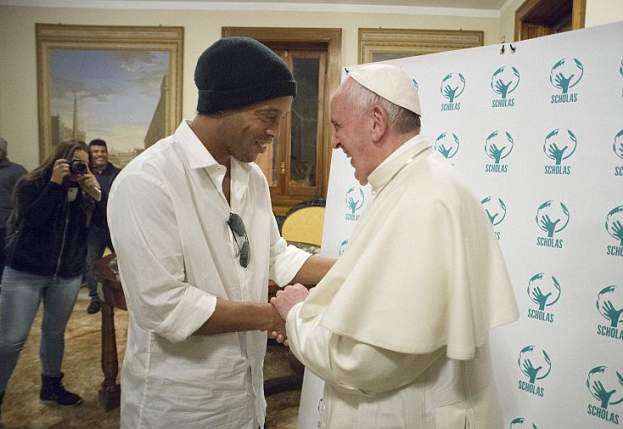 رونالدينهو يقابل بابا الفاتيكان (3)