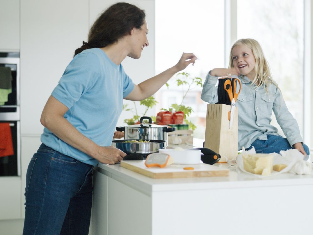 resized_Fiskars_Lifestyle_FunctionalForm_Momanddaughtersinkitchen(2)
