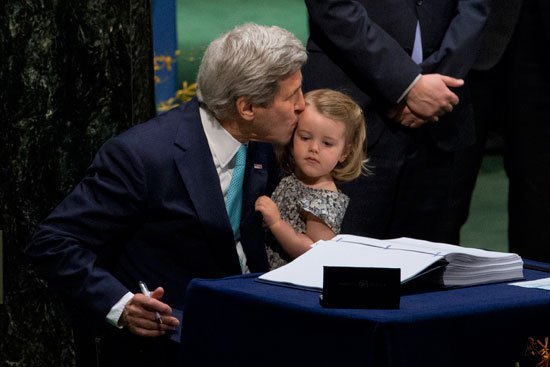 حفيدة جون كيري توقع اتفاقية المناخ (3)