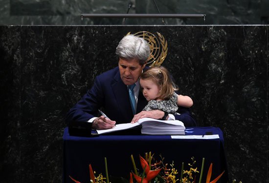 حفيدة جون كيري توقع اتفاقية المناخ (4)