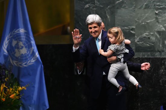 حفيدة جون كيري توقع اتفاقية المناخ (5)